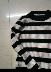 Crop Top With Black And White Lining
