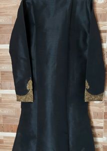 Brand New Luxurious Kurta, Never Worn. Best For Navaratri And Merriage Function. You Will Not Regret Buying This.