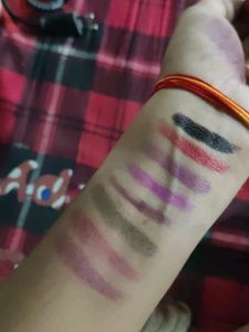 8 Different Lipstick Colour..