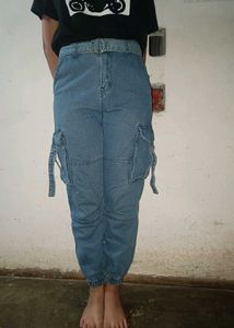 A blue jeans with belt