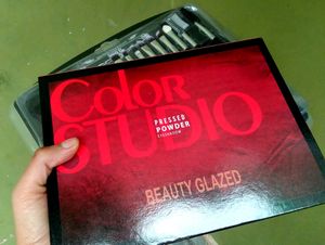 Eyeshadow palette and makup brushes