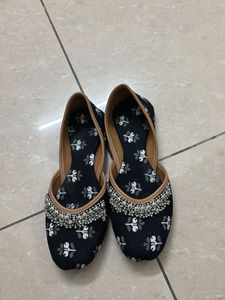 Rajasthani Floral Juttis