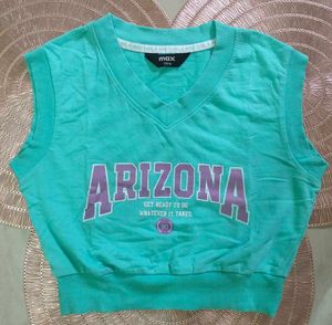 V-neck Crop Graphic T-shirt