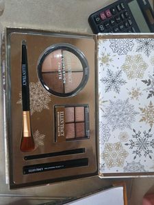 Ellen Tracy Makeup Palette Set