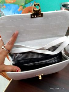 Women seling Bag
