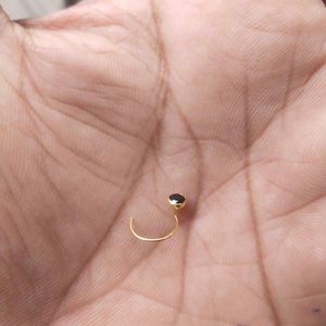 22C Pure Gold Round Black dimond nose pin
