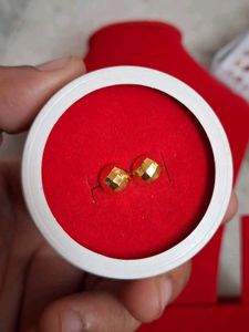 Beautiful New Dimond Cut Studs