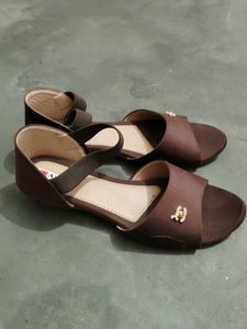 Brown sadals with little heel