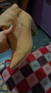 brown boots its totaly in gud condition grab now
