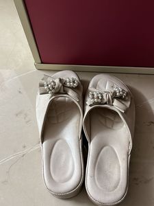 Elegant Bow Detail Slides size 5 number 38