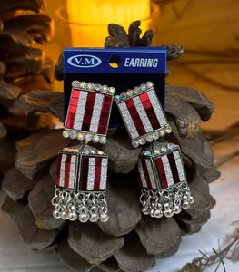 2 Pairs Of Earrings