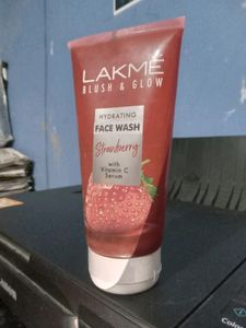 Lakme blush &amp;glow hydrating face wash strawberry w