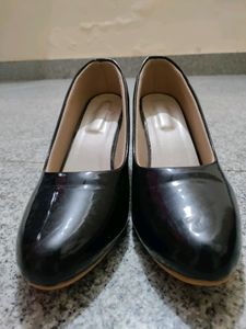 Shoetopia Women Black Solid Pumps