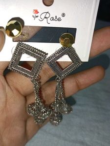 pair of 2 earrings,1 is stud and the other earing