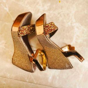 👠 **Stylish Size 5 Wedges in Great Condition!**