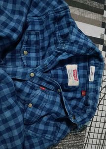 Levi's hirt.