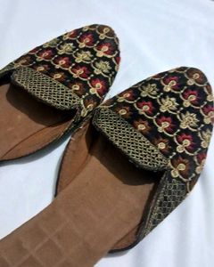 Embroidered Jutii ✨️