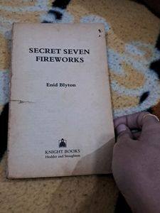 Enid Blyton  *Secret Seven Fireworks*