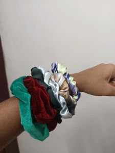 6 scrunchies.
