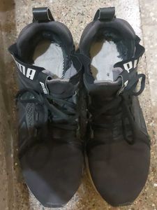 Am Selling My Black PUMA Snekars