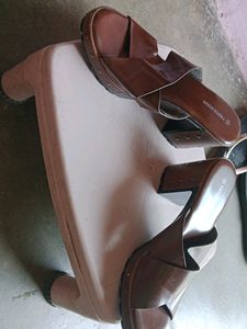 VENUS STEPS Block Heel (38)