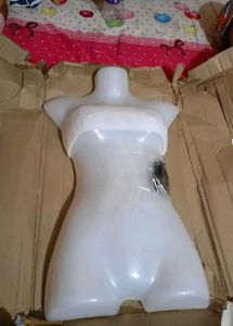 1 maniquin with hanger