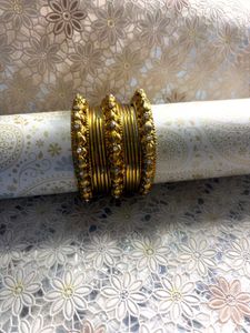 ANTIQUE METALIC BANGLE SET