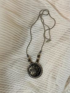 Elegant Antique Style Dual Toned Necklace