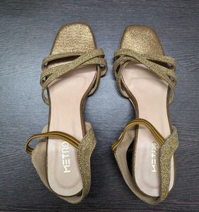 Combo Metro Gold hHeels And Max White Sandals