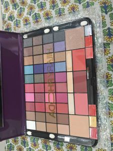 LaryRhooda Makeup Kit