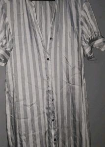 Zara Long Shirt With Buttons. Size Small