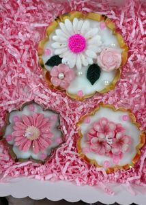 Floral Candle in Gold Dish
