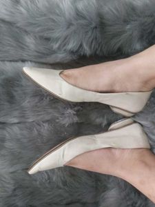 Vintage Off-White Pointed Flats