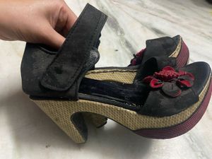 Used Black Colour Heals
