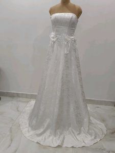 Elegant Strapless Wedding Gown