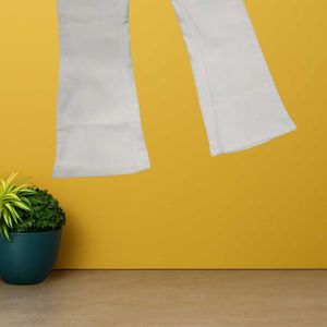 women White bootcut Jeans size 32 (O-64)