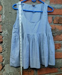 Sleeveless, loose-fit peplum top.