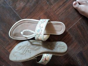 Beautiful Kolapuri Chappal For Women