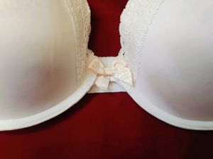 🇳🇿💫♥️ Imported White Lace Trim Heavy Paded Bra