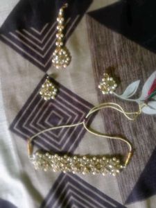 eautiful Golden Choker With Earings And Mnagtika?