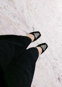 Black Embellished Juttis
