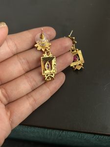 Pretty Golden Earrings With Stones Hanging