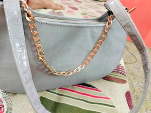 neBag With Single Golden Chain
