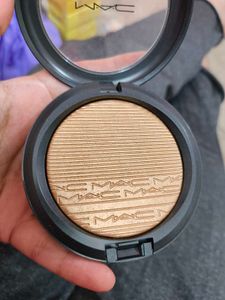 M.A.C Highlighter In Shade Oh, Darling