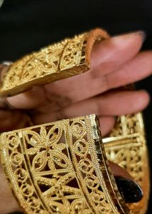 City Gold Hinged Bangle/Bracelets