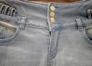 Ice Blue Crop Jeans – The Perfect Blend of Trend &amp;