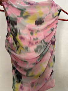 pink top