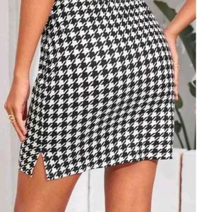 Chic Houndstooth Mini Skirt