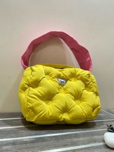 👜 Trendy Puffy Shoulder Bag – Bold Style.💛🎀