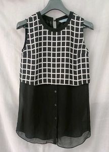 Chic Sleeveless Blouse